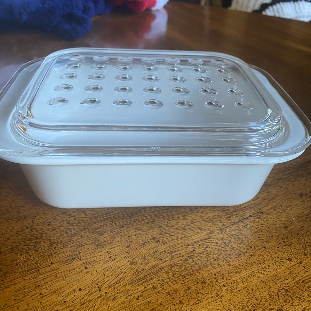 Corningware  MC-1-B White with Chipped Pyrex Lid Food Storage Container